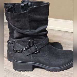 💥Sale💥Torrid Black Combat Boots with Chain Accent